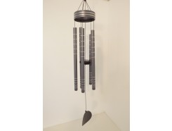 8462062 Gong. Lichtgrijze windgong met zilveren ringen en 5 gestemde pijpen en ronde klepel. Lengte : 100 cm.