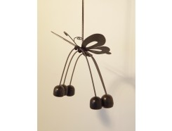 Y40-108 Gong vlinder met bellen aan veren. Lengte : 50 cm.