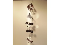 GA10530 Gong kikker, vlinder, spiraal en bellen donkerkleurig. Lengte : 70 cm.