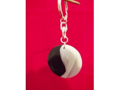 6330003 Sleutelhanger yin yang parelmoer. Diameter 4 cm. Per 12 stuks verpakt. Prijs is per 12 stuks.