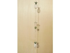 M50395 Metal decoration hanging. 2 3-d metalen gaas ananassen en 2 spiralen met glazen bal. 108 cm. Per 6 stuks verpakt. Prijs is per 6 stuks.