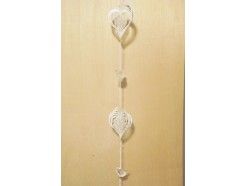 M51108 Metal decoration hanging. 2 witte spiraal-harten en 2 transparante vogeltjes. 112 cm. Per 6 stuks verpakt. Prijs is per 6 stuks.