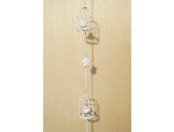 M3050 Metal decoration hanging. 2 witte vogelkooitjes en 4 3-d bloemen. 106 cm. Per 6 stuks verpakt. Prijs is per 6 stuks.