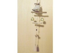 M51372 Metal decoration hanging. Porseleinen uil met houten klappers en koperen bellen. 61 cm. Per 6 stuks verpakt. Prijs is per 6 stuks.