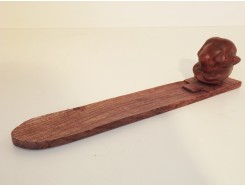 H8330001 Hout wierookplank met yogi lengte 30 cm.