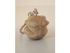 H6330001 Hout sleutelhanger yogi lichtkleurig. Hoogte : 3cm. Per 12 stuks verpakt. Prijs is per 12 stuks.