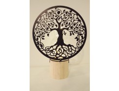 L22196A Led lamp. Zwart metalen Tree of Life (diameter 18 cm.) met buisvormige led lamp op ronde houten basis (diameter 7 cm.). Totale hoogte 24 cm. Op 3 AAA batterijen (niet meegeleverd).