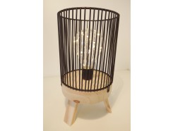 L21727D Led-lampje. Strak kokervormig zwart draadstalen led-lampje op houten basis met 3 houten voetjes. Hoogte 24 cm. / diameter 13 cm.