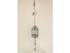 M191913 Metal hanging decoration. Klein porseleinen vogeltje met hartjes en blaadjes en klein kooitje voor theelicht. Donkergrijs. Lengte : 86 cm. Per 4 stuks verpakt. Prijs is per 4 stuks.