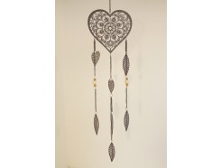 M191948 Metal hanging decoration. Donkergrijs metalen hart met boombladeren en houten kralen. Lengte : 93 cm. Per 6 stuks verpakt. Prijs is per 6 stuks.