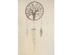 M197456 Metal hanging decoration. Zilvermetalen Tree of life met spiraal met acryl diamanten en boombladeren. Lengte 77 cm. Per 6 stuks verpakt. Prijs is per 6 stuks.