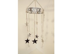 M192411 Metal hanging decoration. Zilveren kerstmis mobile met acryl sterren aan een zilverkleurige metalen basis met sterren. Lengte : 73 cm. Per 6 stuks verpakt. Prijs is per 6 stuks.
