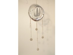 M191732 Metal hanging decoration. Zilver metalen kersttafereel in 3-d bol met zilverkleurige en transparante acryl ballen en sterren. Lengte 76 cm. Per 6 stuks verpakt. Prijs is per 6 stuks.