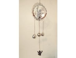 M191138 Metal hanging decoration. Zilvermetalen kersttafereel "3-d" met bellen en engeltjes. Lengte 65 cm. Per 6 stuks verpakt. Prijs is per 6 stuks.