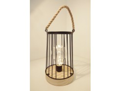 L195740 Led lamp. Led lamp op ronde houten basis met taps toelopend zwart draadstaal en hengsel van touw. Hoogte : 21,5 cm., breed : 14 cm. Op 3 AAA batterijen (niet meegeleverd).
