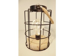 L1970016 Led lamp. Tafelmodel led lamp op ronde houten basis met kokervormig zwart draadstaal met hengsel van touw. Hoogte 21 cm., breedte 14 cm. Op 3 AAA batterijen (niet meegeleverd).