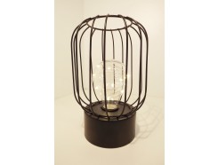 L193985 Led lamp. Led lamp tafelmodel met zwarte ronde basis van 10 cm. Met cilindrisch/bolvormig zwart draadstaal. Hoogte 21 cm. Op 3 AAA batterijen (niet meegeleverd).