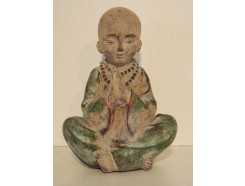 P1035744 Poly. Marble wood praying monk 12 cm.