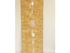 M5871108 Metal. Witte hanger met 2 3d uilen porselein en 3 metalen uilen. Lengte : 115 cm. Per 4 stuks verpakt. Prijs is per 4 stuks.