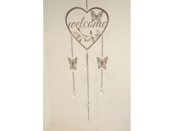 M26002 Metal. Donkergrijze metalen hanger/guirlande "welcome". Hartvormig met bloemen, vlinders en "diamanten". 18 cm. breed, lengte 80 cm.