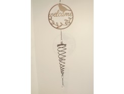 M26009 Metal. Donkergrijze "welcome"-guirlande/hanger met vogels en metalen spiraal met "diamanten". Breedte 13 cm., lengte 70 cm.