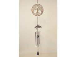 M26041 Metal. Donkergrijze metalen "Tree of Life" (diameter 13 cm.) met windgong met 4 metalen pijpjes en bladvormige klepel. Lengte 90 cm.