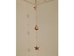M5871017 Metal. Goud-koperen hanger kerstboom met 2 sterren en diamanten. Lengte 120 cm. Per 4 stuks verpakt. Prijs is per 4 stuks.