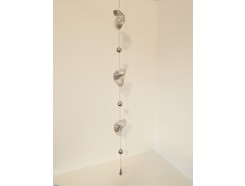M5871503 Metal. Hanger 3d spiraal abstract met metalen bollen. Lengte 130 cm. Per 4 stuks verpakt. Prijs is per 4 stuks.