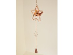 M58K2063 Metal. Goud-koperen 3d engel in ster met kralen. Lengte 77 cm. Per 4 stuks verpakt. Prijs is per 4 stuks.