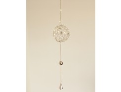 M58K2074 Metal. Zilveren bal met led-lichtjes op 2 AA batterijen (exclusief). Lengte 98 cm. Per 4 stuks verpakt. Prijs is per 4 stuks.