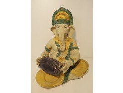 P1035349 Poly. Color Ganesha met houten drum op schoot. Hoogte 29 cm.