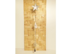 M58S2471 Metal. Hanging 3 silver stars and tealight. Length : 124 cm. Per 6 stuks verpakt. Prijs is per 6 stuks.