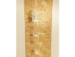 M58S1674 Metal. Hanging birdcage with porcelain bird white. Length : 124 cm. Per 6 stuks verpakt. Prijs is per 6 stuks.