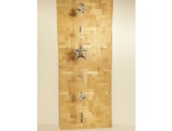 M58S2332 Metal. Hanging "merry christmas" silver angels and star. Length : 103 cm. Per 6 stuks verpakt. Prijs is per 6 stuks.