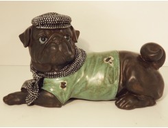 P1035765 Poly. Lying bulldog with partyhat. 14 x 25 cm. 