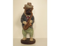 P1035766 Poly. Bulldog playing saxophone. Height : 40 cm.