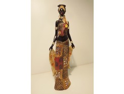 P1035180 Poly Africa. Afrikaanse dame in traditionele kleding met omslagdoek. Jurk is ingezet met spiegeltjes in bloemmotief. Hoogte 34 cm.