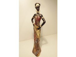 P1035179 Poly Africa. Zelfverzekerde Africaanse dame in traditionele kleding met spiegeltjes in bloemmotief. Hoogte : 35 cm.