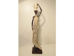 P1035183 Poly Africa. Afrikaanse dame in traditionele kledij en sieraden draagt pot op haar hoofd. Hoogte 65 cm.