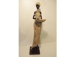 P1035184A Poly Africa. Afrikaanse dame draagt schaal in vorm van blad. Originele afrikaanse kledij en sieraden. Hoogte : 58 cm.