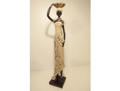 P1035185 Poly Africa. Afrikaanse dame draagt schaal op hoofd in traditionele kledij en met traditionele sieraden. Hoogte : 53 cm.