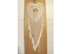 8530114 Dreamcatcher. XXL hartvormige dreamcatcher met "Tree of Life" in het midden. Diameter +/- 53 cm. lengte +/- 145 cm.
