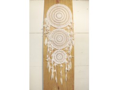 8530113 Dreamcatcher. Triplet van witte dreamcatchers met fluffy rand en gehaakte binnenkant. Diameters : +-/ 52, 42 en 30 cm., lengte +/- 180 cm.