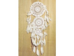 8530112 Dreamcatcher. Witte triplet van medium-size klassieke dreamcatchers. Diameters +/- 22, 17 en 10 cm., lengte +/-90 cm.