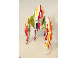 P1035813 Poly. Abstract vormgegeven lopende gorilla in Jackson Pollock-stijl. LxBxH : 40x56x52 cm.