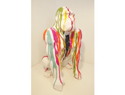 P1035812 Poly. In Jackson Pollock-stijl geverfde en gedetailleerd gegoten levensechte zittende gorilla. LxBxH : 26x29x45 cm.