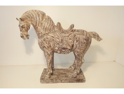 P1035832 Poly. Chocoladebruin paard stuurs kijkend. LxBxH : 42x12x36 cm.