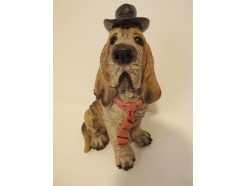 P1035762 Poly. Fancy dog with hat. Hoogte : 25 cm.