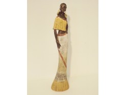 P1035128 Poly. Staande afrikaanse dame. Hoogte : 34 cm.
