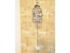 M5815269 Metal hanging cage-candleholder- porcelain bird. Length : 105 cm. Per 4 stuks verpakt. Prijs is per 4 stuks.